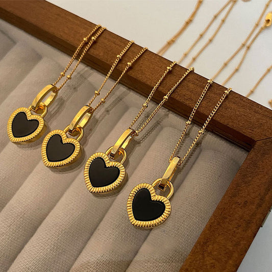 Elegante Herz-Halskette aus Gold mit schwarz-weißen Akzenten