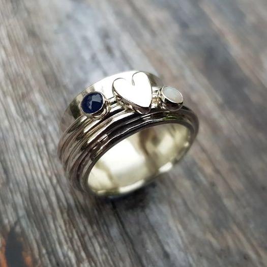 Eleganter Vintage Herzring aus Silber mit funkelnden Kristallen