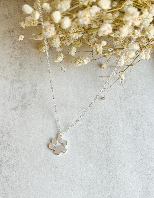 LYA – Stilvolle Silber-Pfoten-Halskette aus Edelstahl für einen eleganten Look