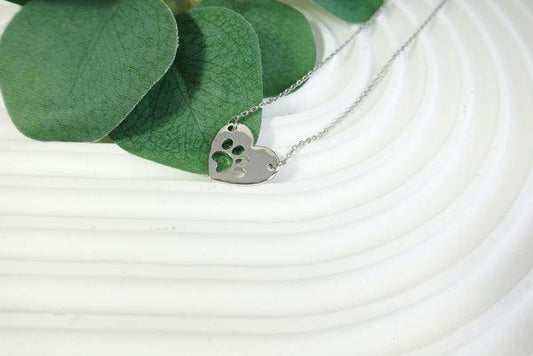 NOYA – Elegante silberne Halskette mit Herz & Pfote für stilvolle Momente