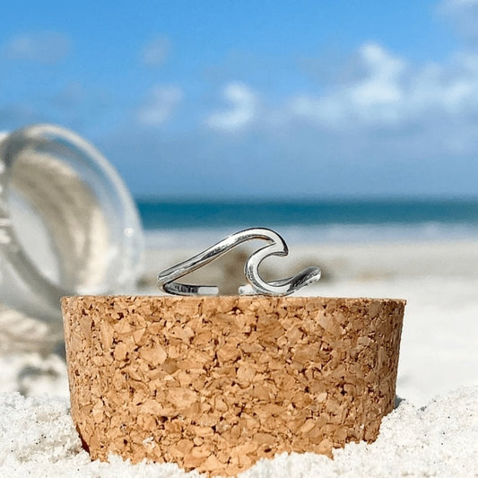 Eleganter Ring mit silbernem Meereswellen-Design