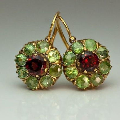 Elegante grüne und rote Kristallohrringe in sanft abgerundeter Form