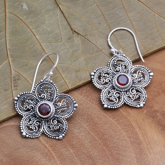 Elegante Vintage-Ohrringe mit rotem Kristall Blumen-Mandala-Design