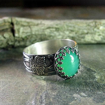Eleganter Smaragdring mit kunstvoller Blumenschnitzerei