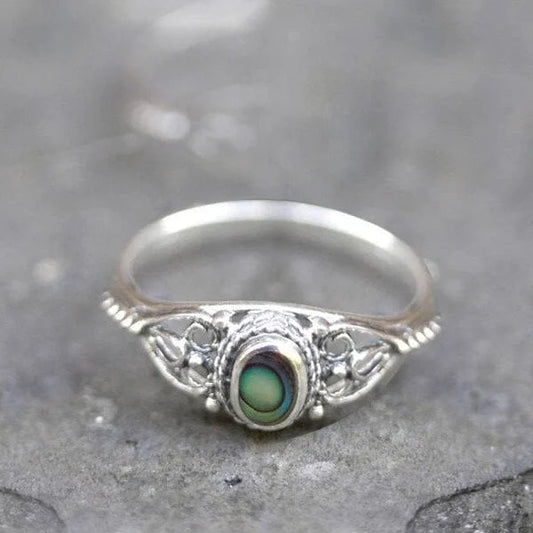 Filigraner Ring mit Regenbogen-Muschel-Motiv