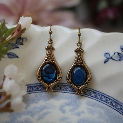 Funkelnde goldene Boho-Ohrringe mit blauem Akzent