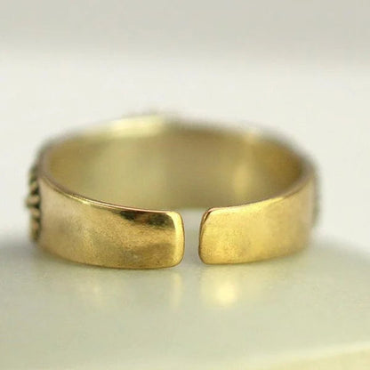 Eleganter Goldring mit Gänseblümchen-Design