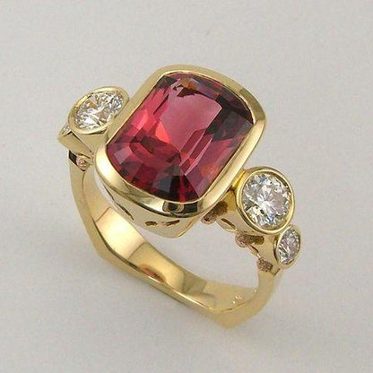 Atemring mit rotem Glas und funkelnden Zirkonia in Vintage-Golddesign