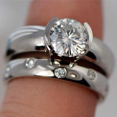Eleganter Silberring mit doppeltem Kristallschmuck