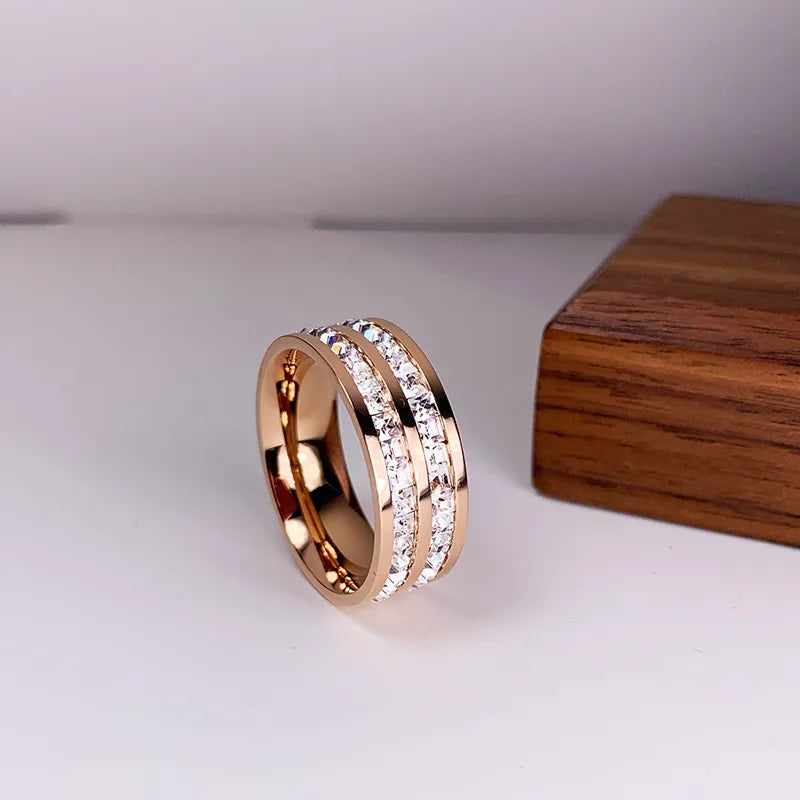 Schmuckstück der Eleganz: Ring mit funkelnder Zirkonia-Doppelverzierung