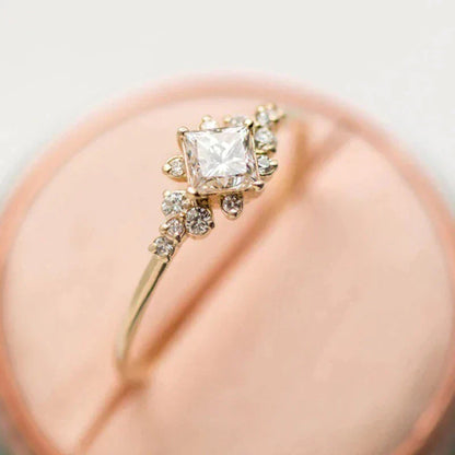 Eleganter Zirkonia-Ring aus edlem Gold und Silber
