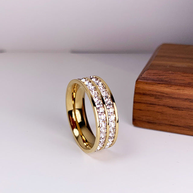 Schmuckstück der Eleganz: Ring mit funkelnder Zirkonia-Doppelverzierung