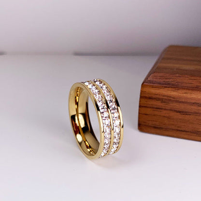 Schmuckstück der Eleganz: Ring mit funkelnder Zirkonia-Doppelverzierung
