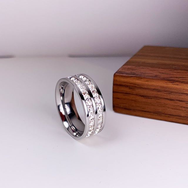 Schmuckstück der Eleganz: Ring mit funkelnder Zirkonia-Doppelverzierung