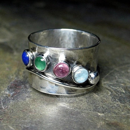 Bunter Boho-Ring mit glitzernden Kristallen