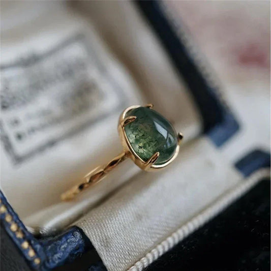 Exquisiter Goldring mit grünem Wassertropfen – Ein Hauch von Luxus