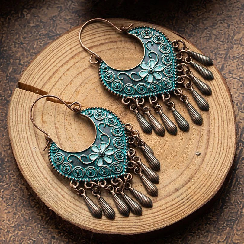 Verzaubern Sie Ihren Look mit unseren wunderschönen blauen Boho-Mandala-Ohrringen!