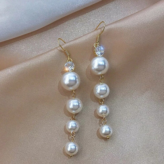 Elegante goldene Ohrringe mit bezaubernden Perlenanhängern