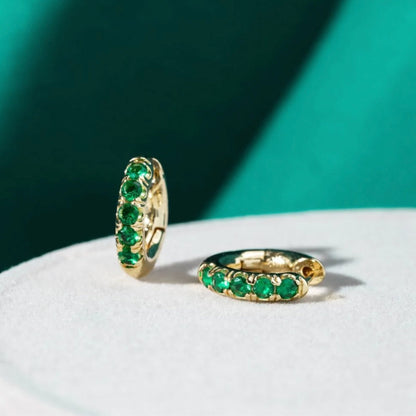 Elegante Nuss-Ohrringe mit funkelndem grünen Zirkonia in edlem Gold