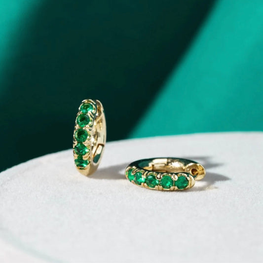 Elegante Nuss-Ohrringe mit funkelndem grünen Zirkonia in edlem Gold