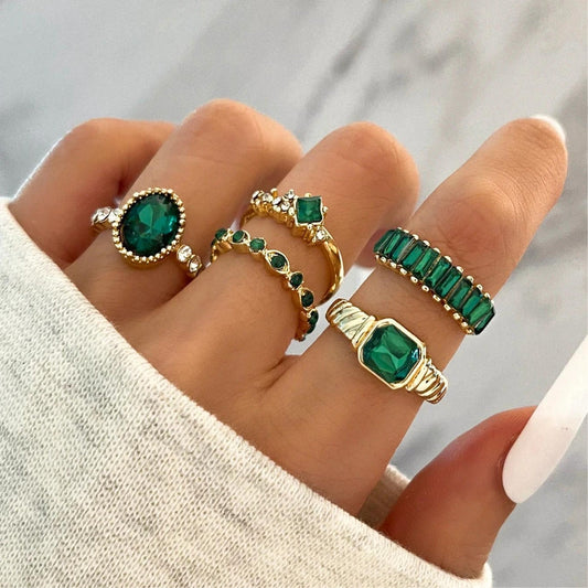 Elegante goldene Ringe mit funkelnden grünen Zirkonias