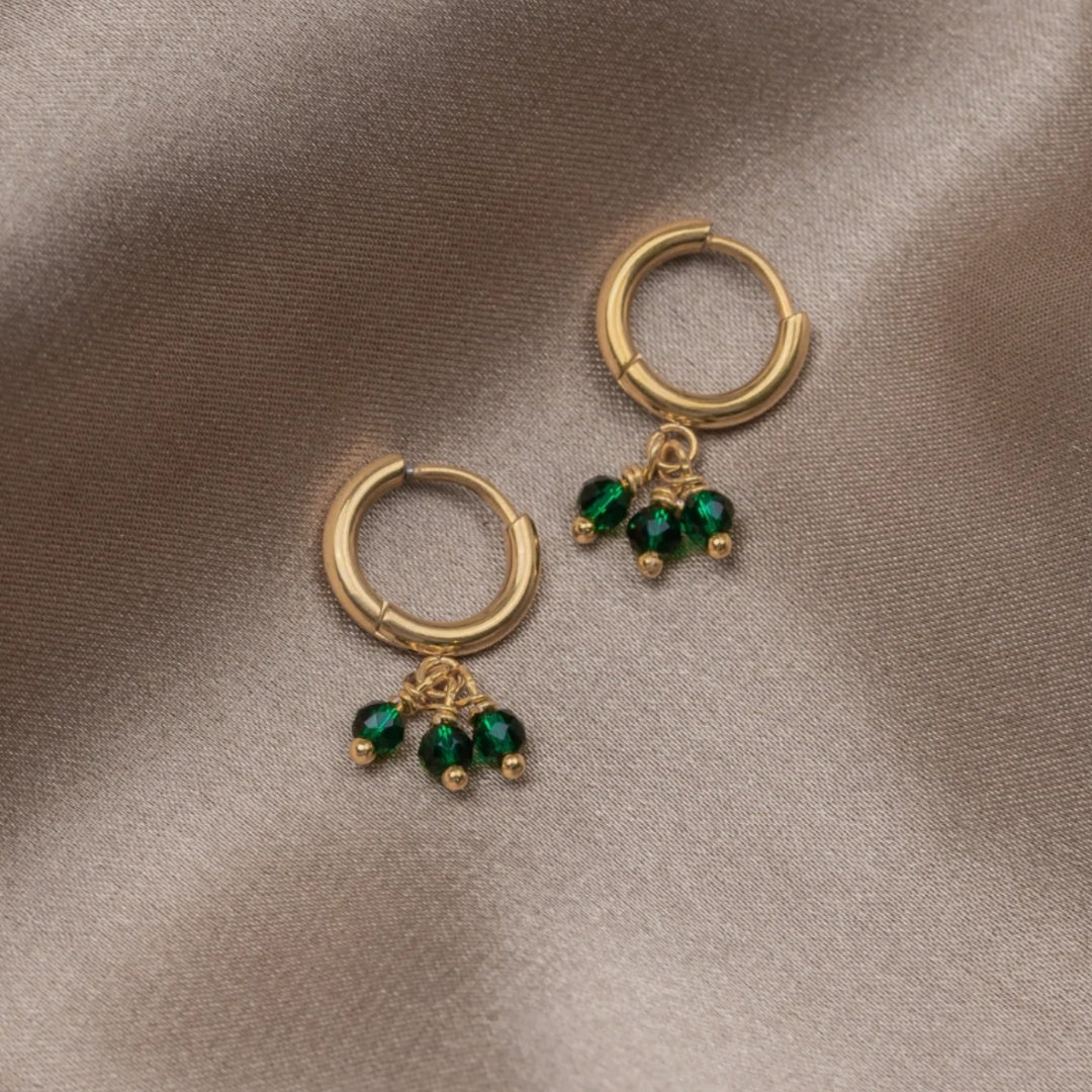 Elegante Einzelohrringe mit funkelndem dreifachem grünen Zirkonia im edlen Golddesign
