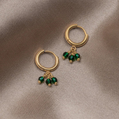 Elegante Einzelohrringe mit funkelndem dreifachem grünen Zirkonia im edlen Golddesign