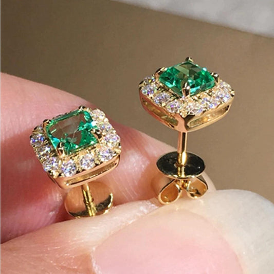Elegante Ohrringe mit strahlendem grünem Kristall und warmem Goldton