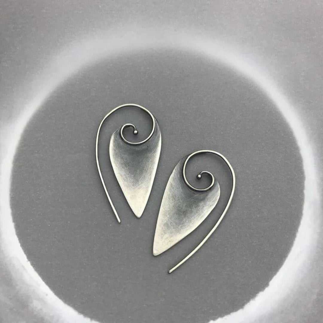 Elegante versilberte Ohrringe mit spiralförmigem Design