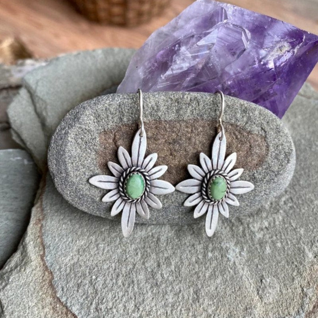 Elegante Sterling Silber Lotus Ohrringe mit funkelnden grünen Steinen