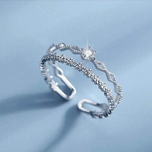 Eleganter verstellbarer Ring aus Sterlingsilber mit funkelnden Zirkonia-Steinen