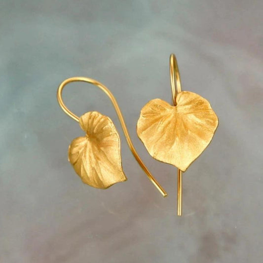 Elegante Ohrringe mit goldenem Blattdesign