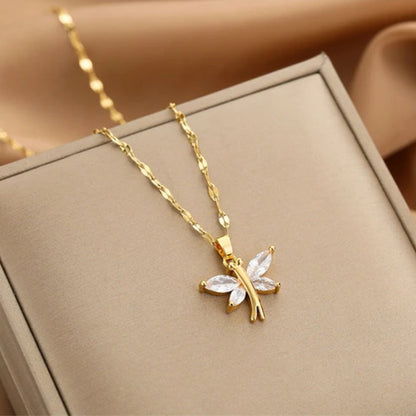 Elegante goldene Halskette mit Kristall-Details