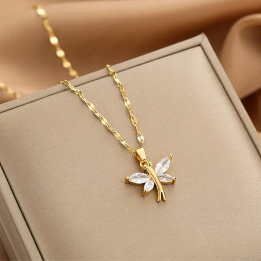 Elegante goldene Halskette mit Kristall-Details