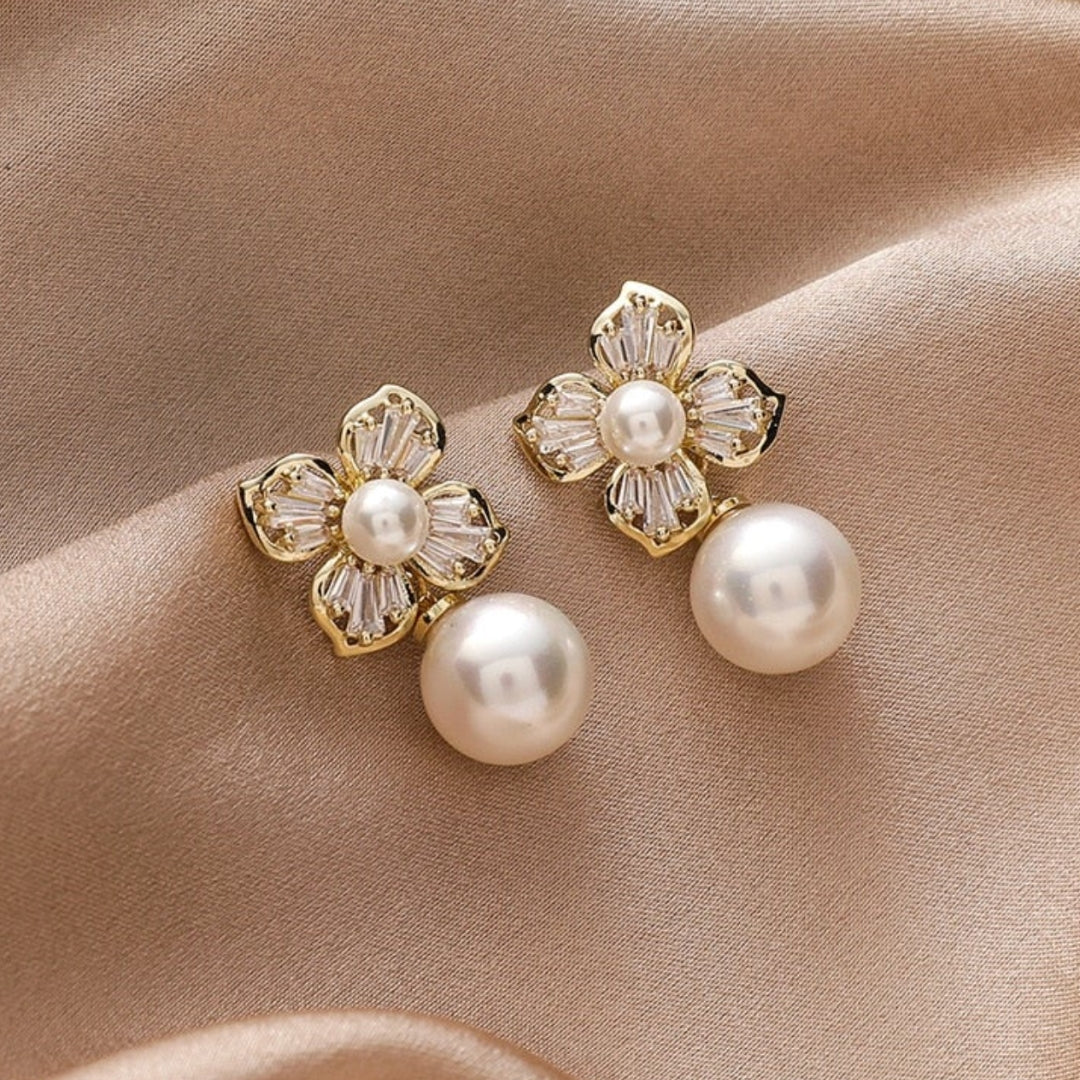 Elegante Kristallblumen-Ohrstecker mit funkelnden Goldperlen