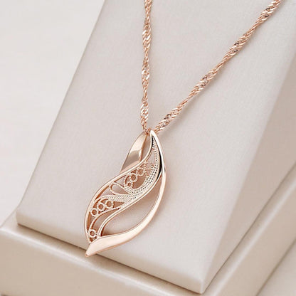 Exquisite Goldene Halskette mit Harmonischem Design