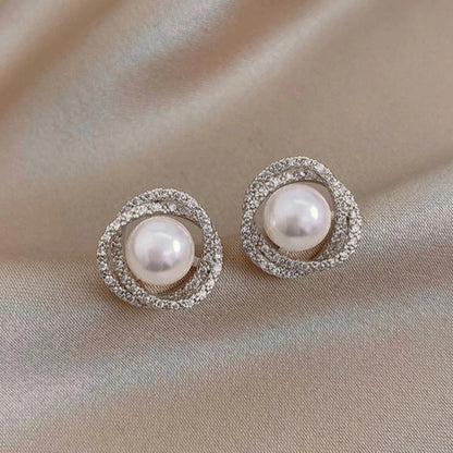 Elegante Perlenohrringe mit funkelndem Spiraldesign