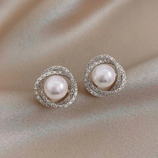 Elegante Perlenohrringe mit funkelndem Spiraldesign