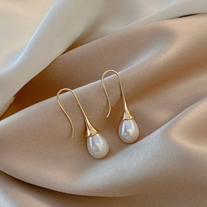 Elegante goldene Tropfenperlenohrringe für einen zeitlosen Look
