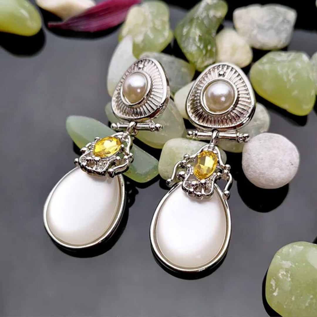 Elegante Vintage-Ohrringe in strahlendem Weiß