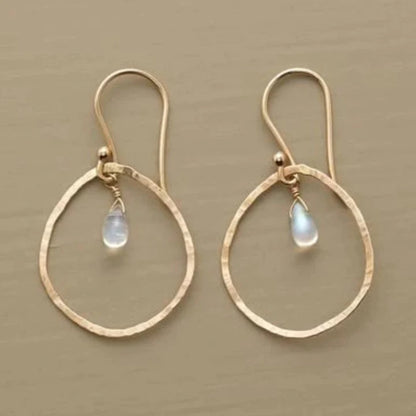 Elegante Vintage-Ohrringe mit strahlendem weißen Kristall in edlem Gold