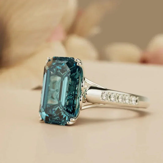 Eleganter Vintage-Ring mit strahlendem blauen Kristall