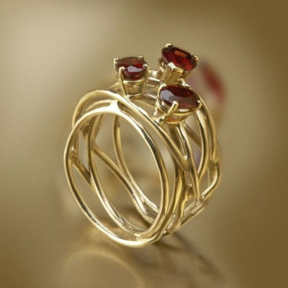 Zeitloser Vintage-Goldring mit funkelndem roten Zirkonia