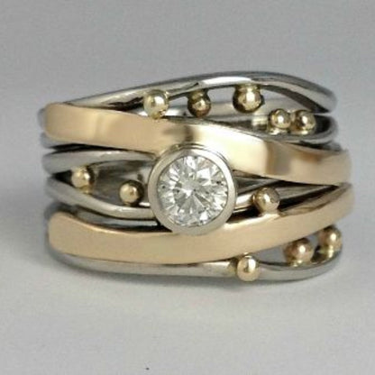 Eleganter Vintage-Ring mit goldener Einlage und Zirkonia