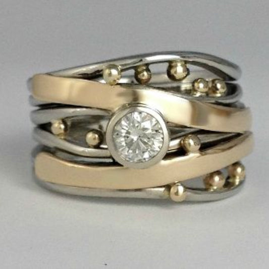 Eleganter Vintage-Ring mit goldener Einlage und Zirkonia