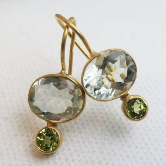 Elegante Vintage-Ohrringe mit funkelndem grünen Kristall und luxuriöser Goldfassung