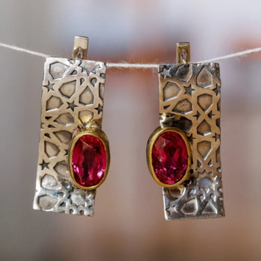 Elegante Vintage-Ohrringe mit roten Zirkonia in Gold- und Silberoptik