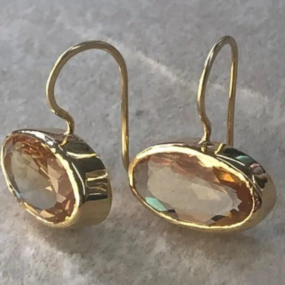 Elegante Gold-Ohrringe mit funkelnden Kristallintarsien