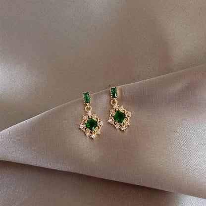 Funkelnde Ohrringe mit eleganten grünen Zirkon-Steinen und edlem Gold-Finish