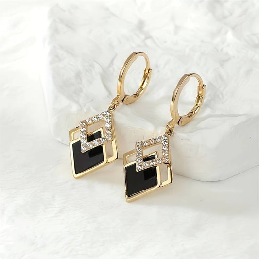 Elegante goldene Ohrringe mit einem atemberaubenden schwarzen Glanz